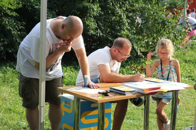PUNKT KONSULTACYJNY 11 WRZEŚNIA 2016 R. 11 września 2016 r. podczas pikniku sąsiedzkiego w ramach inicjatywy lokalnej został ustawiony namiot konsultacyjny.