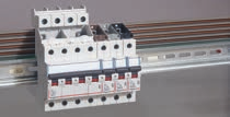 System optymalnego rozdziału energii HX 3 do 125 A dla aparatury zabezpieczającej serii DX 3 Blok rozdzielczy z modułem zasilającym i modułami przyłączeniowymi.
