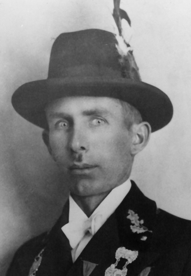 Przez następne 10 lat był oficerem 40 Pułku Piechoty w Kołomyi (w 1921 został porucznikiem). W 1922 r. zawarł związek małżeński z nauczycielką Marią Olgą Żydło.