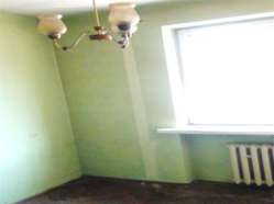 Lokal mieszkalny nr 4 tynki wapienno cementowe, tapeta, glazura i gładź gipsowa oraz ściany pomalowane farbą emulsyjną. Okna PCV. Posadzki-parkiet, wykładzina PCV.