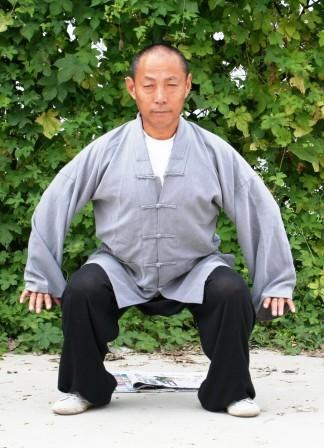 20 Rys. 22 Fot. 35 Fot. 33: Shaoliński mnich wykonujący ósme ćwiczenie Shaolin Da Mo Yi Jin Jing. Fot. 34: Płaskorzeźba w klasztorze Shaolin, na której przedstawiono postać w trakcie praktyki ósmego ćwiczenia Shaolin Da Mo Yi Jin Jing.