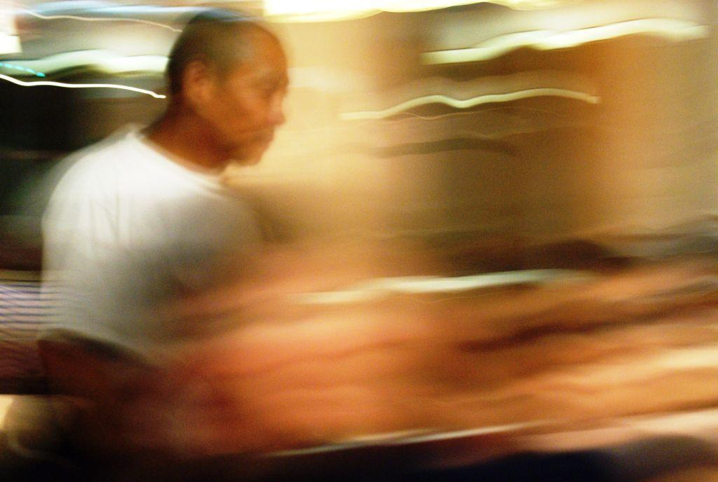 3 Fot. 3 Fot. 1: Okładka albumu wydanego w 2006 roku przez Centrum Treningowe Sztuk Walki Klasztoru Shaolin p. t. Chinese Kung Fu Shaolin Kung Fu. Fot. 2 i 3: Strony z powyższego albumu, na których sifu Shi Su Gang prezentuje qigong Shaolin Da Mo Yi Jin Jing.