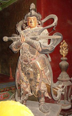 8 Fot. 12 Fot.13 Fot. 12: Figura Wei Tuo znajdująca się w gablocie głównej bramy klasztoru Shaolin. Postać w prawej dłoni trzyma maczugę opartą o podłoże. (Fot. S. Pawłowski) Fot.