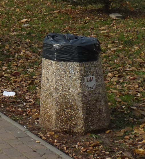 E.2. Kosze na śmieci Zdemontowany wcześniej betonowy kosz na śmieci.