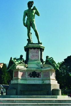 Florencja-Piazzale Michelangelo Samochód może przycupnąć właściwie wszędzie i o każdej porze, kiedy tylko będzie miał potrzebę. Nieco trudniej jest już przeprowadzić taki manewr z przyczepą.