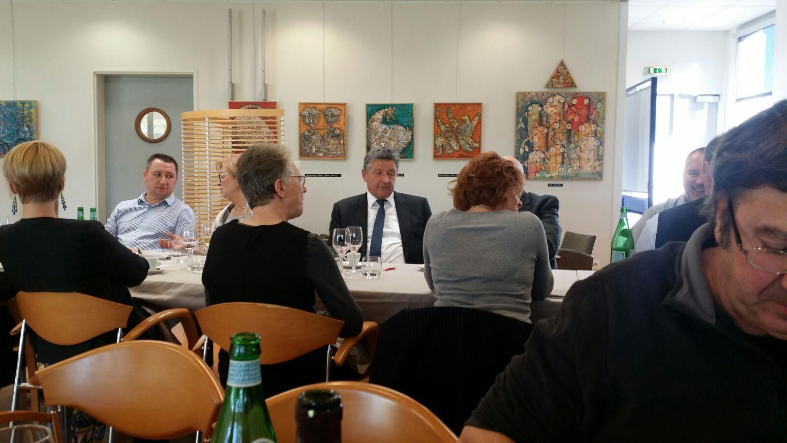 Izba Rzemiosł i Rękodzieła w Rennes prowadzi trzy szkoły rzemieślnicze: w Bruz, w Saint Malo i w Fougeres. Szkoła Rzemiosła w Bruz została otwarta 11 września 2001 roku.