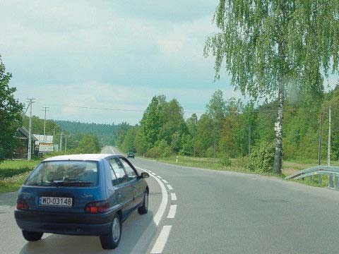 Dział 2 Z081 81 Znak ten (linia ciągła): A. rozdziela pasy o tym samym kierunku ruchu, Tak B. rozdziela pasy o przeciwnych kierunkach ruchu, Nie C. zezwala na przejeżdżanie na sąsiedni pas ruchu.