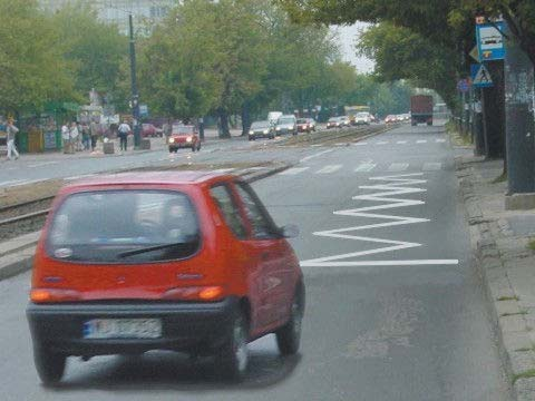 Z117 117 Te znaki poziome umieszczone na pasach ruchu: A. określają dopuszczalną prędkość jazdy, Tak B. określają nakazaną prędkość jazdy, Nie C. oznaczają wjazd do strefy ograniczonej prędkości.