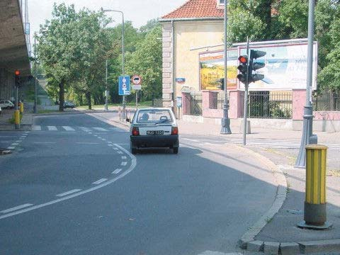 Z130 130 W tej sytuacji kierujący tym pojazdem może opuścić skrzyżowanie po: A. krótkotrwałym zatrzymaniu się przed sygnalizatorem, Nie B.