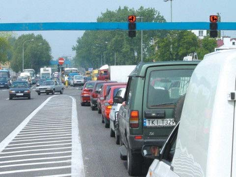 Z157 157 Sygnały te zabraniają: A. skręcania w prawo, Tak B. jazdy na wprost przez skrzyrzowanie, Tak C. skręcania w lewo. Tak Z158 158 Sygnał ten dotyczy kierującego pojazdem: A.