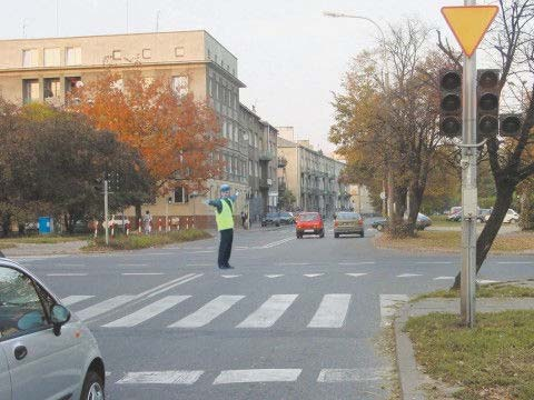 Z172 172 W tej sytuacji dalsza jazda jest możliwa pasem ruchu: A. 1, Tak B. 2, Nie C. 3. Nie Z173 173 W tej sytuacji dalsza jazda jest możliwa pasem ruchu: A. 1, Tak B. 2, Nie C. 3. Tak Z174 174 Taka postawa kierującego ruchem oznacza, że wjazd na skrzyżowanie jest: A.