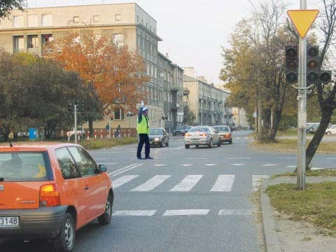 Z178 178 Taka postawa kierującego ruchem oznacza: A. mającą nastąpić zmianę dotychczas nadawanego sygnału, Tak B. zezwolenie na skręcenie w prawo, Nie C. zakaz wjazdu na skrzyżowanie.