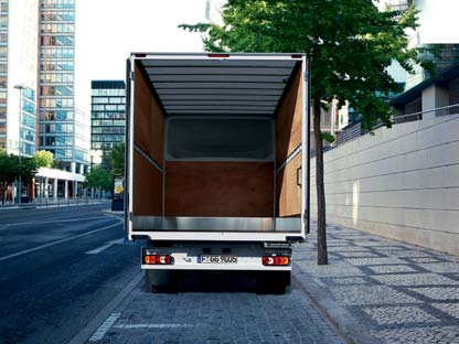 Opel Movano kontener. Z fabryczną zabudową kontenerową o pojemności sięgającej 22 m 3 Opel Movano może przewieźć ogromny ładunek.