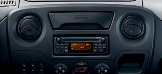 CD 16 BT USB. Opcjonalny radioodtwarzacz, sterowany przyciskami na kolumnie kierownicy, oferuje zintegrowany wyświetlacz, dwa 15-watowe głośniki, złącze AUX-in, dwa porty USB oraz łącze Bluetooth.
