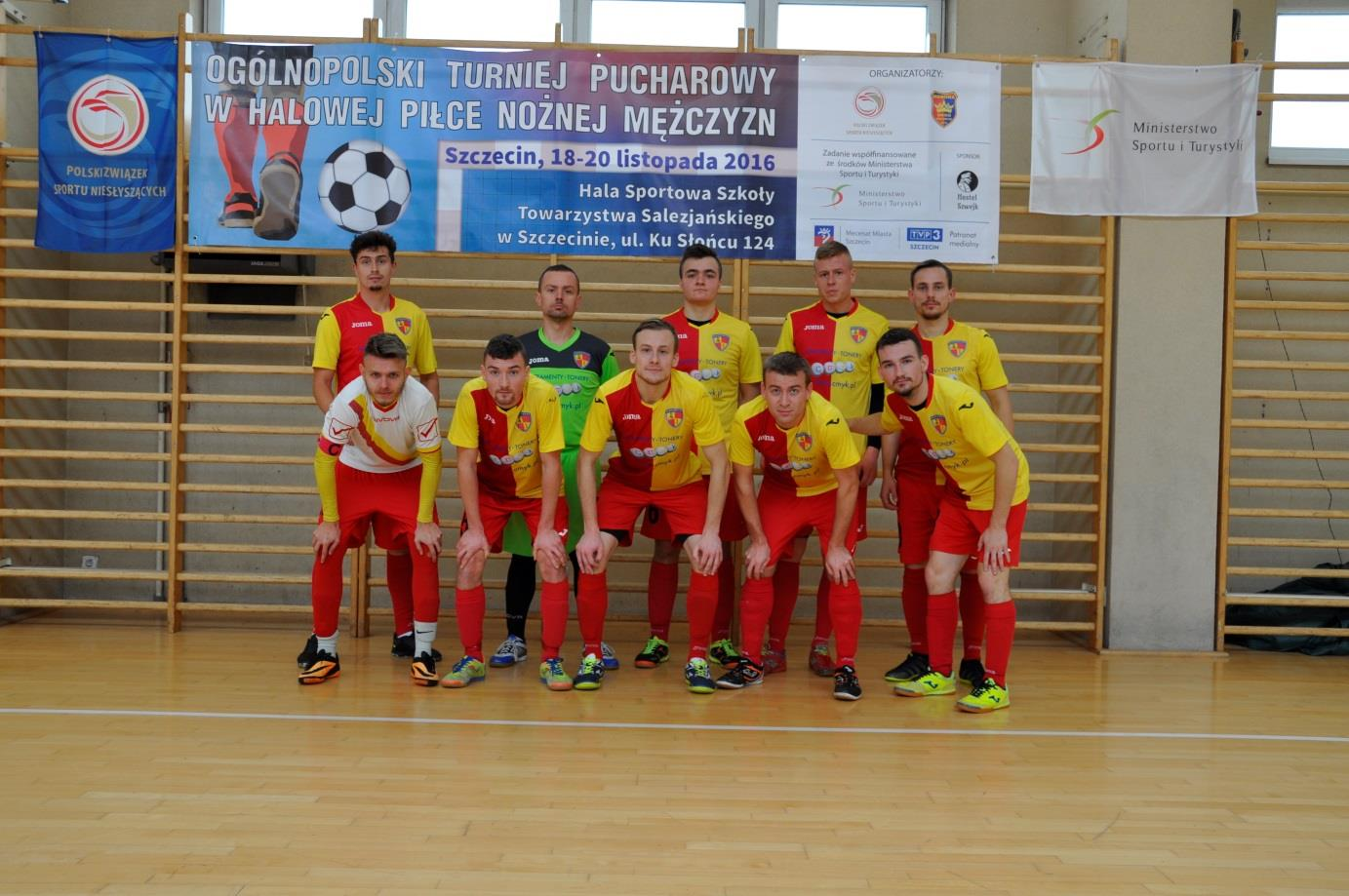Zwycięska drużyna MAZOWSZE Warszawa Finaliści Ogólnopolskiego Turnieju Pucharowego w Halowej Piłce Nożnej Mężczyzn 2016 rok.