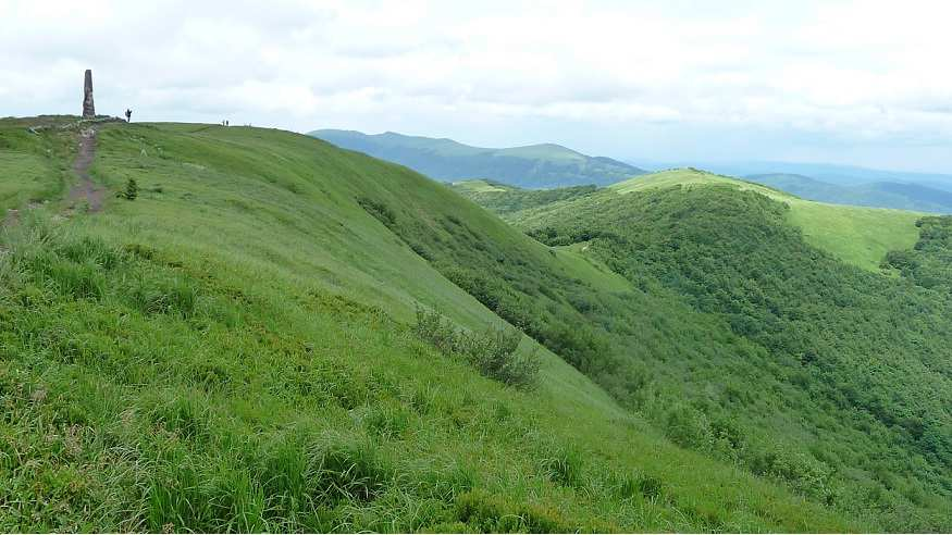 Wielka Rawka 1307m, z tyłu Połonina Wetlińska (foto: M. Lewandowski) Program: 16.09.2017r. (sobota) Przyjazd uczestników do Wetliny (o godz. 18.