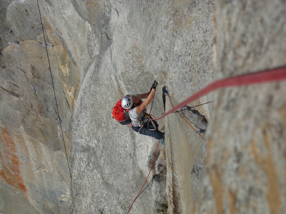 Następnie zanieśliśmy sprzęt pod Leaning Tower z zamiarem atakowania West Face 5.7 C3. Przenocowaliśmy na C4 i rano podeszliśmy ponownie pod ścianę.