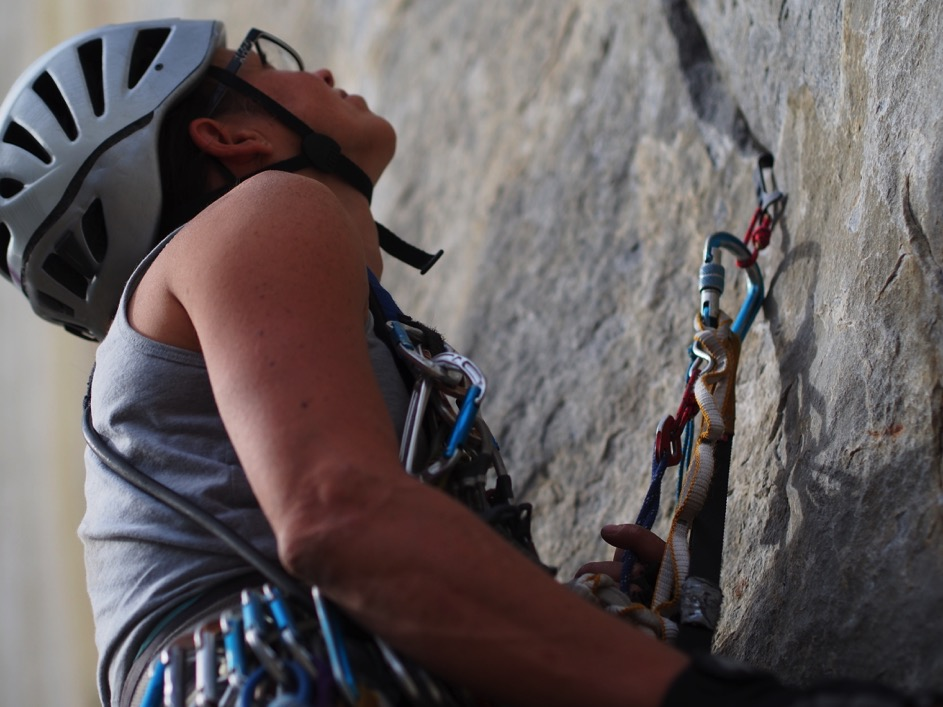 Pierwszy, słynny skyhook na Zodiacu. Fot. Józef Soszyński Kolejnego dnia zanieśliśmy depozyt pod Arches Wall z zamiarem przejścia Bulking Puke 5.8 A3.