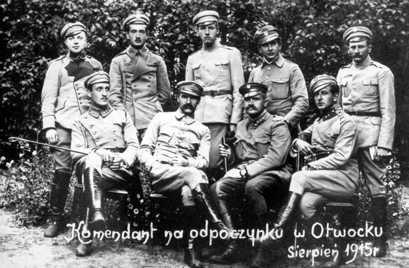 Józef Piłsudski wraz ze swoimi oficerami w Otwocku (1915 r.