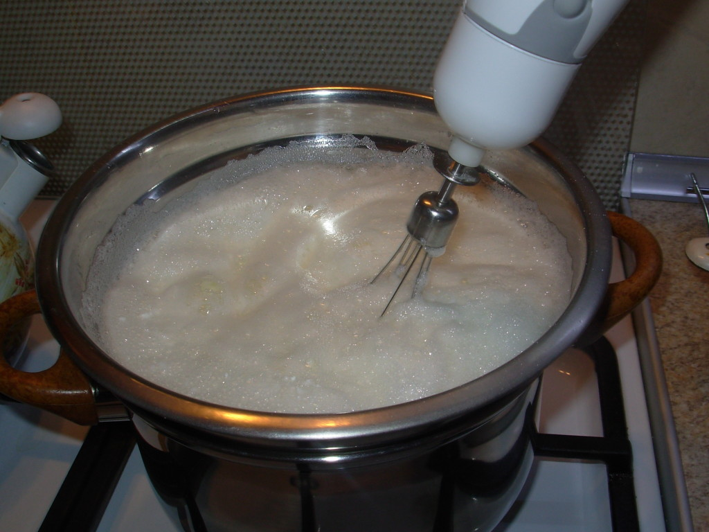 dodajemy cukier puder i mieszamy trzepaczką (wciąż podgrzewając wodę) aż do momentu gdy cukier i białka będą ciepłe. 3.
