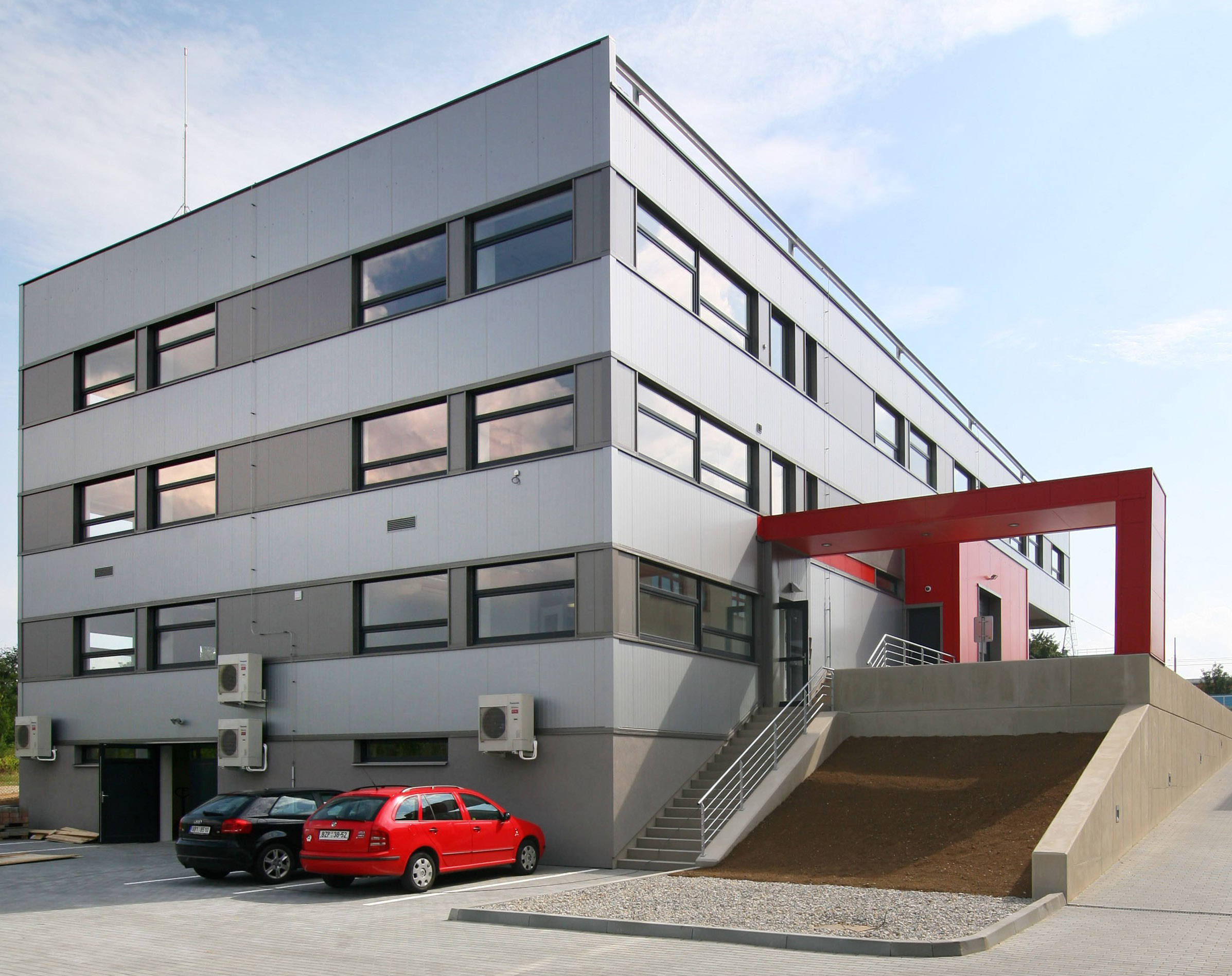 Czterokondygnacyjne biuro w Czechach Autoryzowany Przedstawiciel Astron, E.