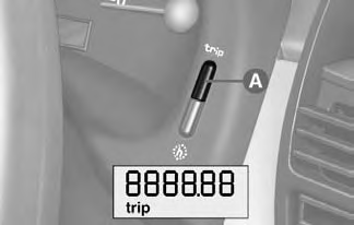 trip rys. 39 - Êrednia pr dkoêç trip rys. 40 - czas podró y Wybrany ekran wyêwietlacza pozostanie wyêwietlany do momentu wymagania nowych informacji. rys. 41 km / h h P4S0148 P4S0149 P4S0159 Procedura przy rozpocz ciu podró y (zerowanie) Podczas wyêwietlania okresowego licznika kilometrów nacisnàç przycisk A-rys.
