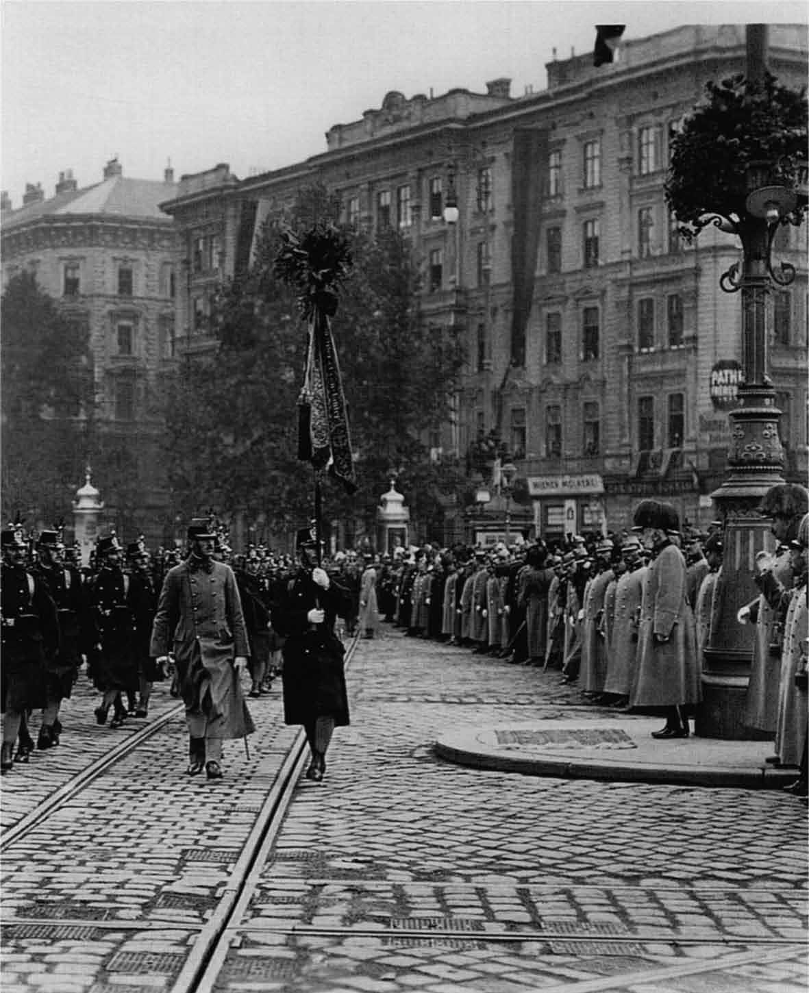 njenog klasicističkog prozorskog friza i niza jonskih pilastera uselio se sport modernog vremena: izložbeni salon Whirpoola i iznajmljivanje segwaya.