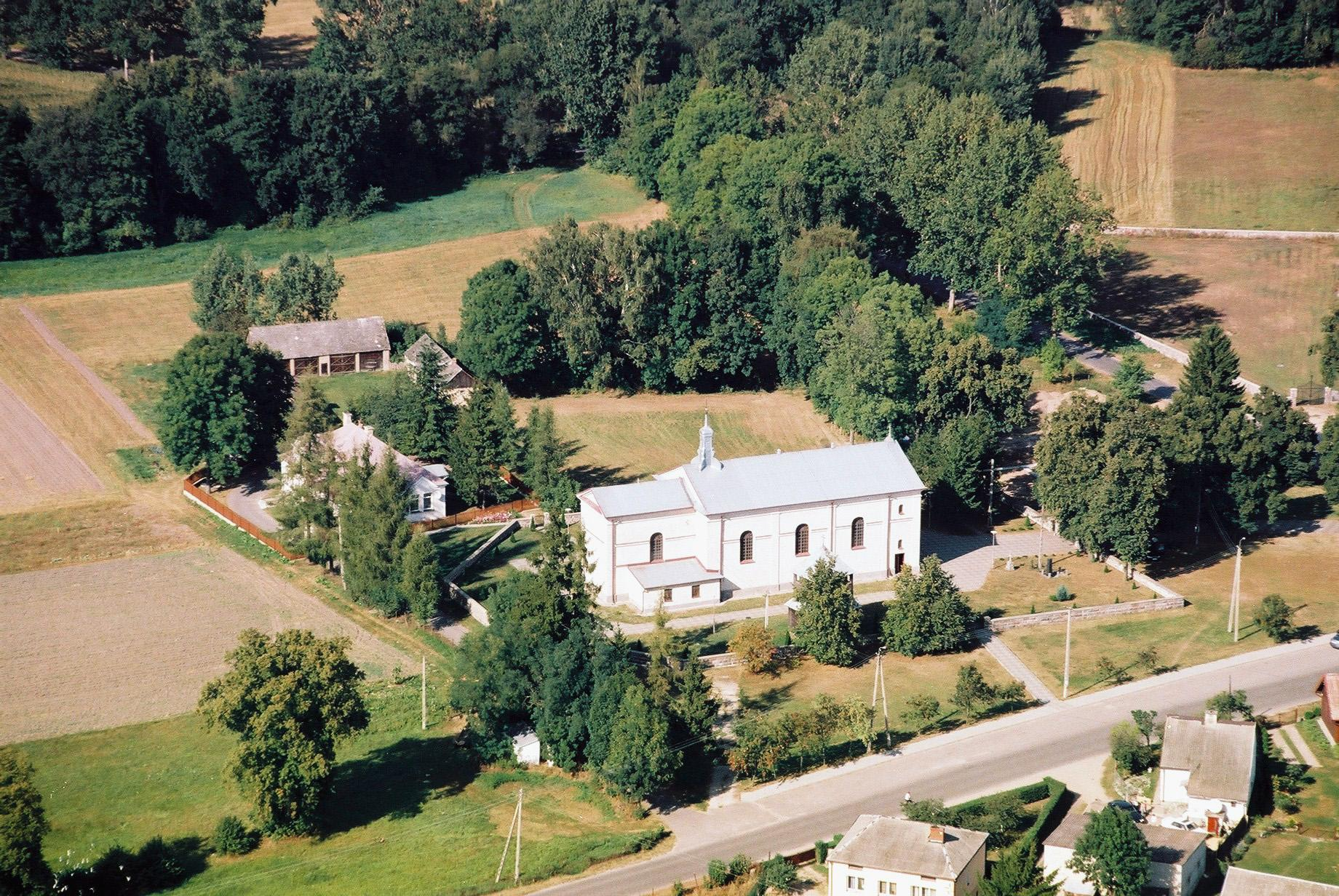 Widok kościoła z lotu ptaka II. Inwentaryzacja zasobów służących odnowie miejscowości 1. Rolnictwo. Główną działalnością mieszkańców miejscowości jest rolnictwo.