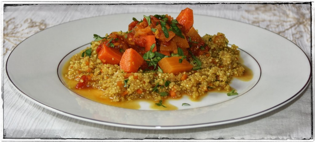 quinoa 1. Quinoa należy dokładnie przepłukać wodą i odsączyć. W rondlu na średnim ogniu rozgrzewamy tłuszcz, dodajemy cebulę i marchew.