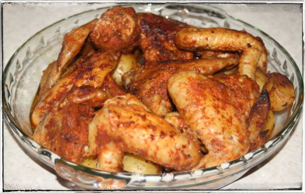 Wykonanie: 1. Umyte i osuszone skrzydełka nacieramy przyprawą habanero chili, układamy w naczyniu żaroodpornym i odstawiamy na 1-2 godziny do lodówki. 2.