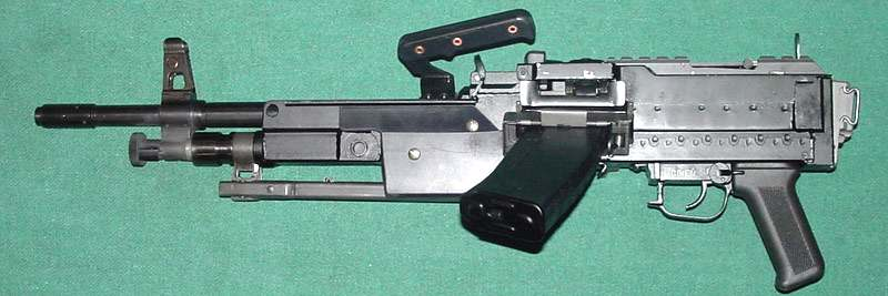 Rys. 7. 5,56x45mm amerykański M16 z granatnikiem podwieszanym M203 Rys. 8. 5,56x45mm krajowy LKM wz.