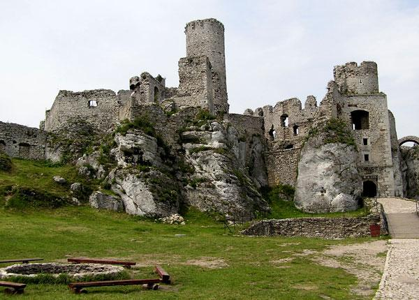 Na jednym ze wzgórz zwanym Górą Janowskiego rozpościerają się największe, najpiękniejsze i najlepiej zachowane w Polsce ruiny zamku w Ogrodzieńcu.