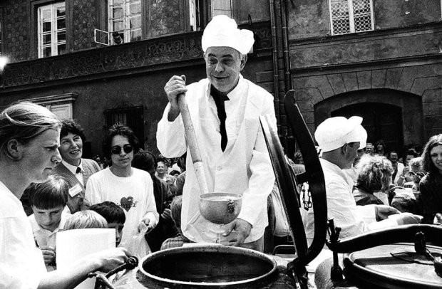 Historia kuroniówki sięga początku lat 90, kiedy Jacek Kuroń zorganizował akcję gotowania zupy dla najbardziej potrzebujących.