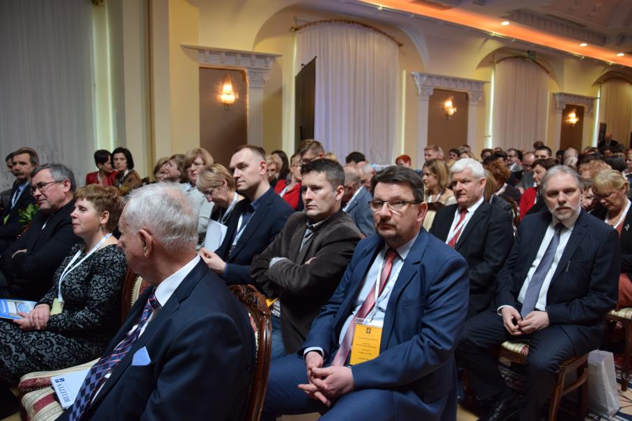 1/2016 FARMACJA REGIONU PÓŁNOCNO-WSCHODNIEGO 9 Odpowiedzialności Zawodowej przedstawiła Beata Owczarska (zostało przyjęte 270 głosami,,za, 15,,przeciwnych i 8,,wstrzymujących się ).