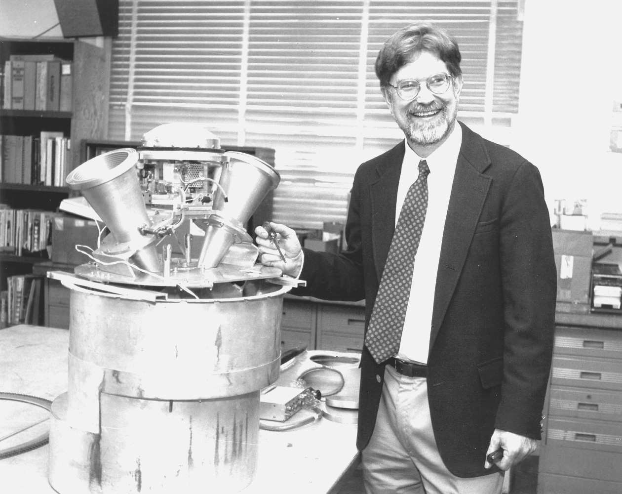 NAGRODA NOBLA 2006 Kosmos doskonale czarny Nagrodę Nobla w dziedzinie fizyki za rok 2006 otrzymali John Cromwell Mather z NASA Goddard Space Flight Center i George Fitzgerald Smoot z Uniwersytetu