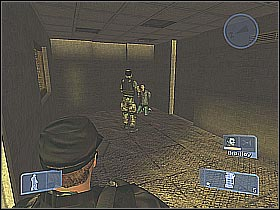 Na początek podnieś znajdujące się przy skrzyniach granaty dymne (screen 1), a następnie skorzystaj ze zlokalizowanych obok drzwi.