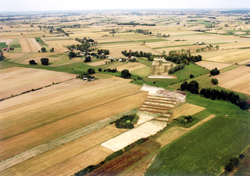 RAPORT 2005-2006 Ryc. 2. Pomorzanki, stan. 4, gm. Gostynin, woj. mazowieckie. Widok ogólny. Na pierwszym planie stanowisko Pomorzanki 4, na drugim Pomorzany 1-2 (fot. W. Stępień) Fig. 2. Pomorzanki, site 4, Gostynin commune, mazowieckie voivodeship.