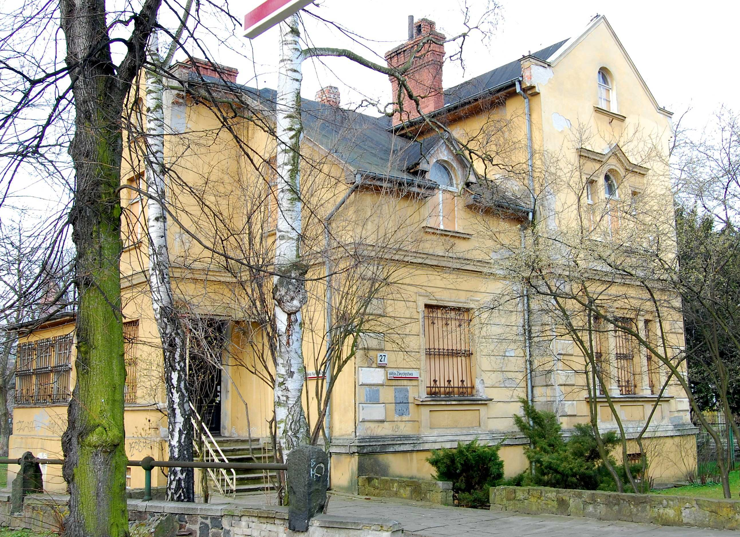 I. Opis przedmiotu zamówienia Przedmiotem zamówienia jest remont kapitalny budynku biurowego Politechniki Gdańskiej zlokalizowanego w Gdańsku przy ul. Aleja Zwycięstwa 27.