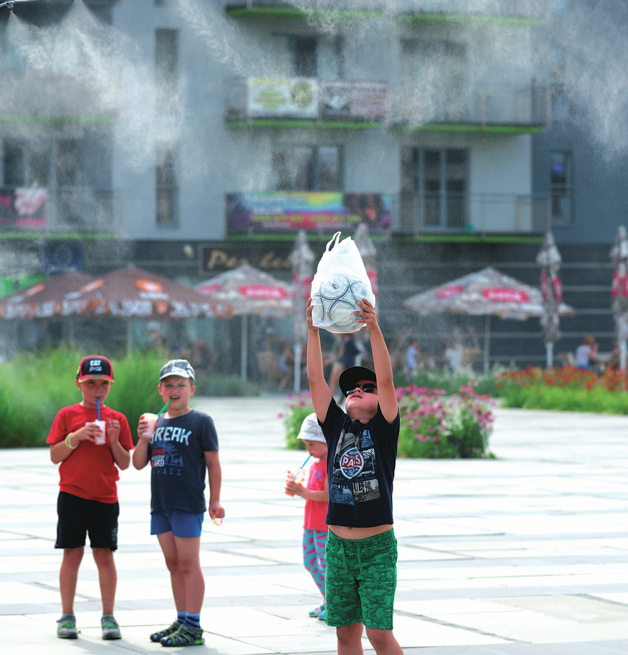 XIX. roãník 2016 DUBNICKÉ NOVINY 7 Mesaãník obãanov, rodákov a priateºov mesta Dubnica nad Váhom Júl Foto: Juraj Zermegh Z OBSAHU Mesto ocenilo žiakov dubnických škôl Vyhodnotenie Dubnickej