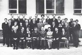16 MAGDALENA SZADKOWSKA-NICZE PTJ Fot. 3. 1966 r. Wizyta w komorze radiacyjnej: od prawej: J. Kroh i Lord Dainton, drugi z lewej prof. Stefan Minc przedstawiciel Ministerstwa Szkolnictwa Wyższego Fot.