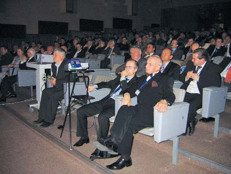 Sprawozdanie z XII Sympozjum Sekcji Wideochirurgii TChP 15 lat wideochirurgii w Polsce Fot. 9. W imieniu wyróżnionych przemawia prof. Marek Krawczyk Fot. 10. Prof.