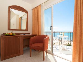 Hotel LAS ARENAS **** - zadbany czterogwiazdkowy, odnowiony w 2005r. hotel położony w miejscowości Can Pastilla w odległości ok. 2 km od Palma Aquarium, ok. 6 km od stolicy wyspy Palma de Mallorca.