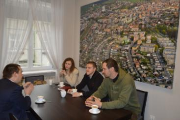 Spotkania w Dreźnie Izba Rzemieślnicza w Dreźnie zaprosiła gostyńskich rzemieślników i przedstawicieli samorządu do udziału w corocznym święcie, jakim jest uroczystość wręczania dyplomów
