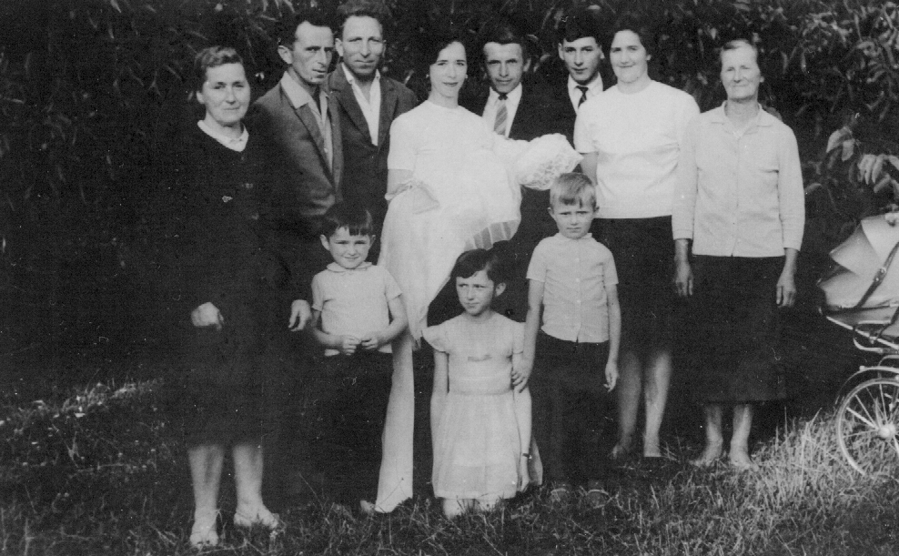 obcych osadników. Wieś Teresin została wysiedlona przez niemieckiego okupanta 23 stycznia 1942 roku. Pozostało w niej tylko kilka rodzin pochodzenia ukraińskiego i z listy folksdojczów.