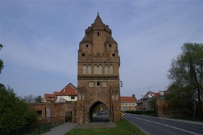 Myślibórz Obwarowania miejskie z XIII w. Myśliborskie mury obronne, zbudowane z granitowych kamieni polnych, pochodzą z 2. poł. XIII w., ich długość dawniej wynosiła ok. 1900 m.