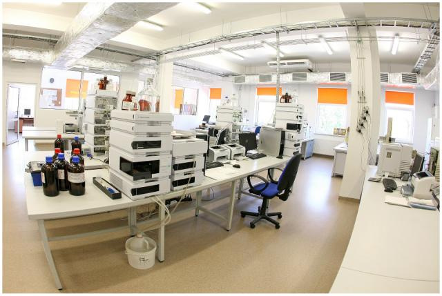 Strona : 10 of 52 Fotografia 1 Laboratorium SGS Polska, Pszczyna Transport próbek do laboratorium. Warunki transportu pobranych do analizy próbek wód istotnie wpływają na reprezentatywność pomiarów.