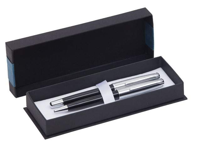 długopis R01203 57 90 Zestaw Miracle Bardzo elegancki zestaw składający się z metalowego długopisu i pióra kulkowego. Pakowany w etui. Wyposażone w niebieskie wkłady.