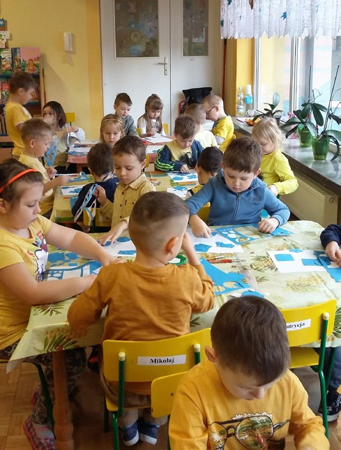MERKURIUSZ SZKOLNY czas na smażenie, kucharz zaprosił do pomocy dzieci. Maluchy pomagały w podrzucaniu naleśniczków.