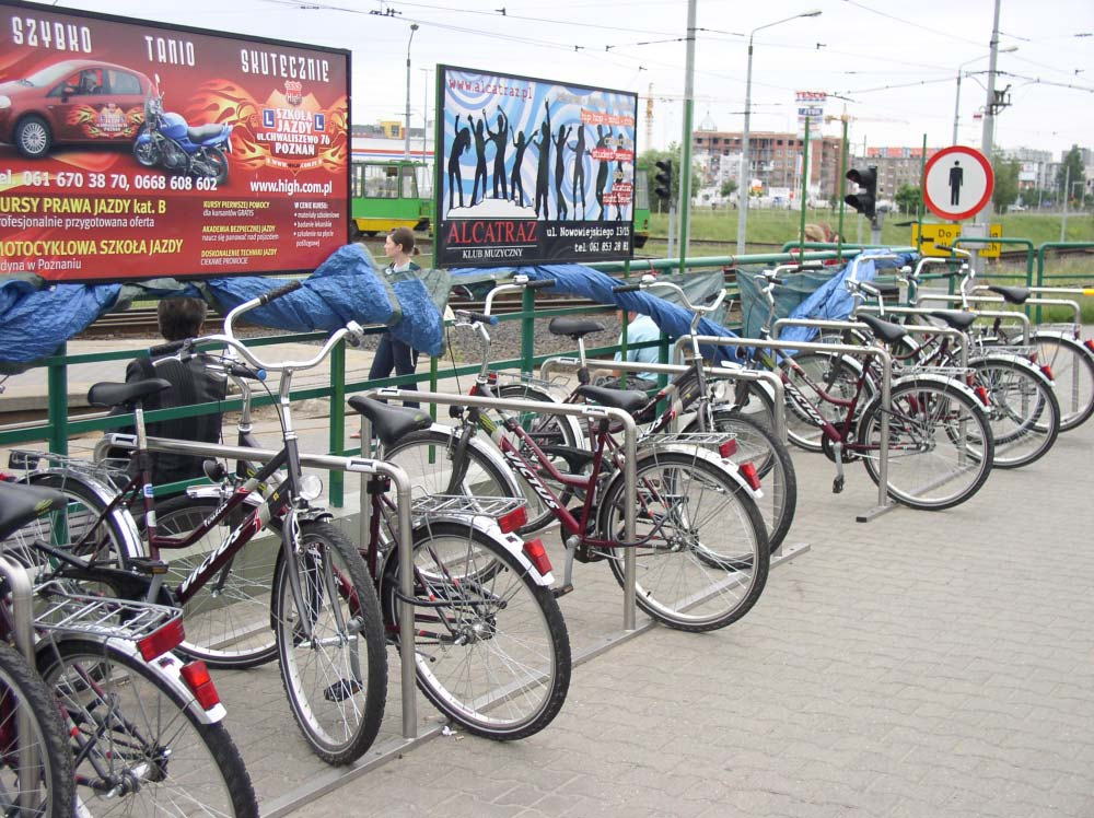 ZAŁĄCZNIK 3 Przykłady zainstalowanych stojaków rowerowych na terenie miasta Poznania. Ryc.