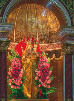 z Maryją fot. ks. Jacek Poznański SJ w Vailankanni (wymowa: welankani; spotyka się pisownię Velanganni ). W roku 2002 Jan Paweł II nazwał je Lourdes Wschodu.
